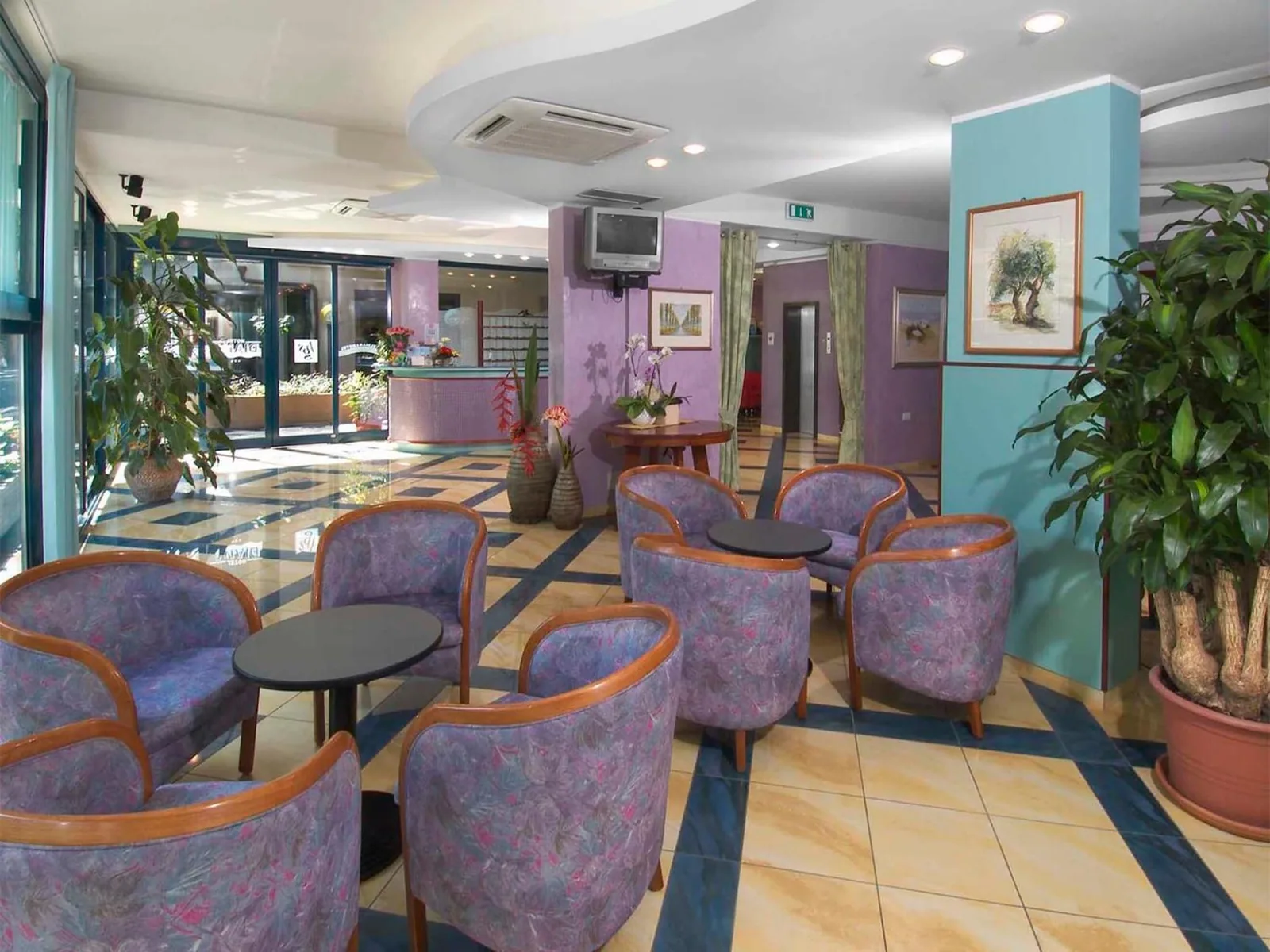 Reception area with armchairs and plants · Hotel Diana, Bellaria - Igea Marina