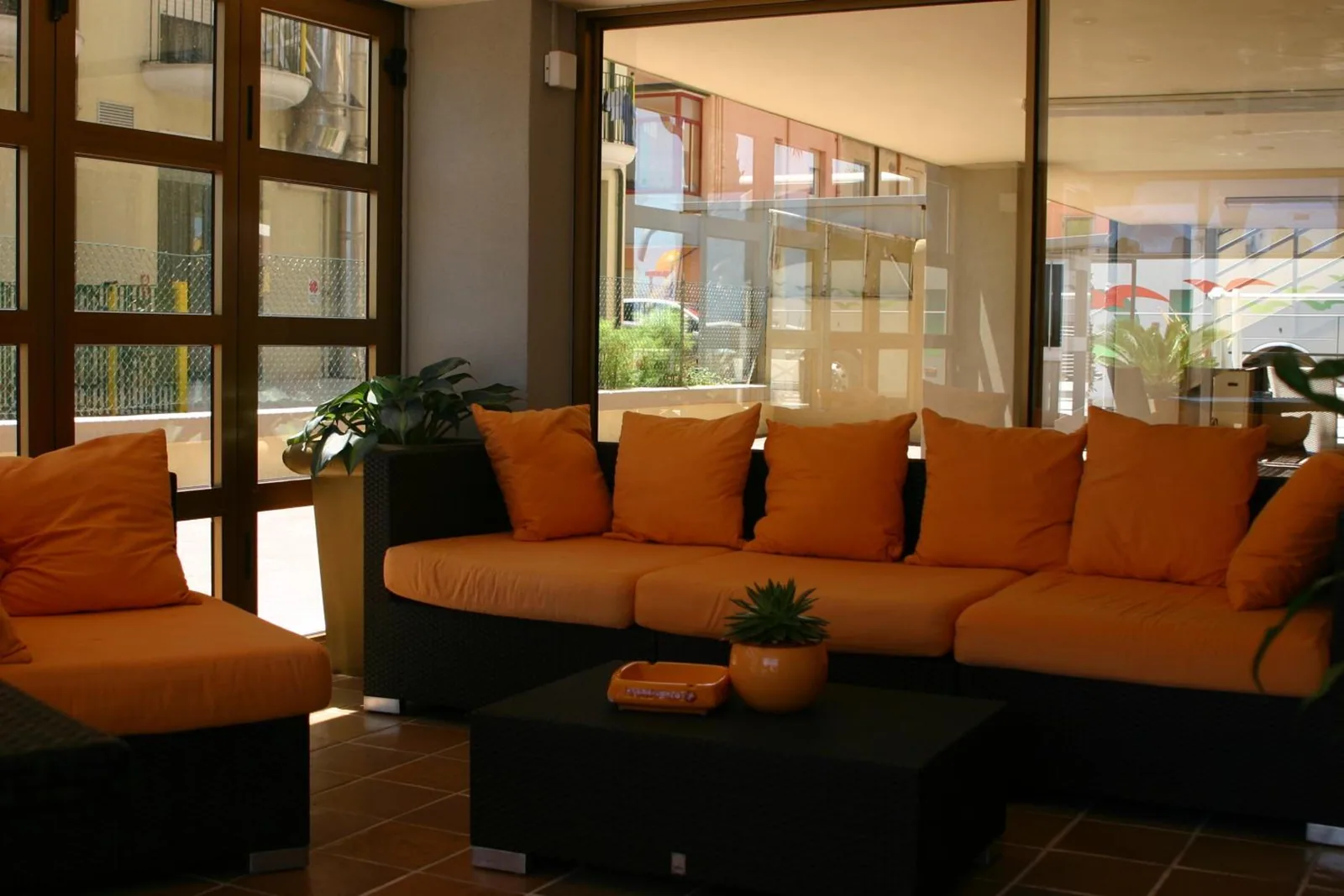 Lobi sa narandžastim kaučem i foteljama · Hotel Doge, Torre Pedrera
