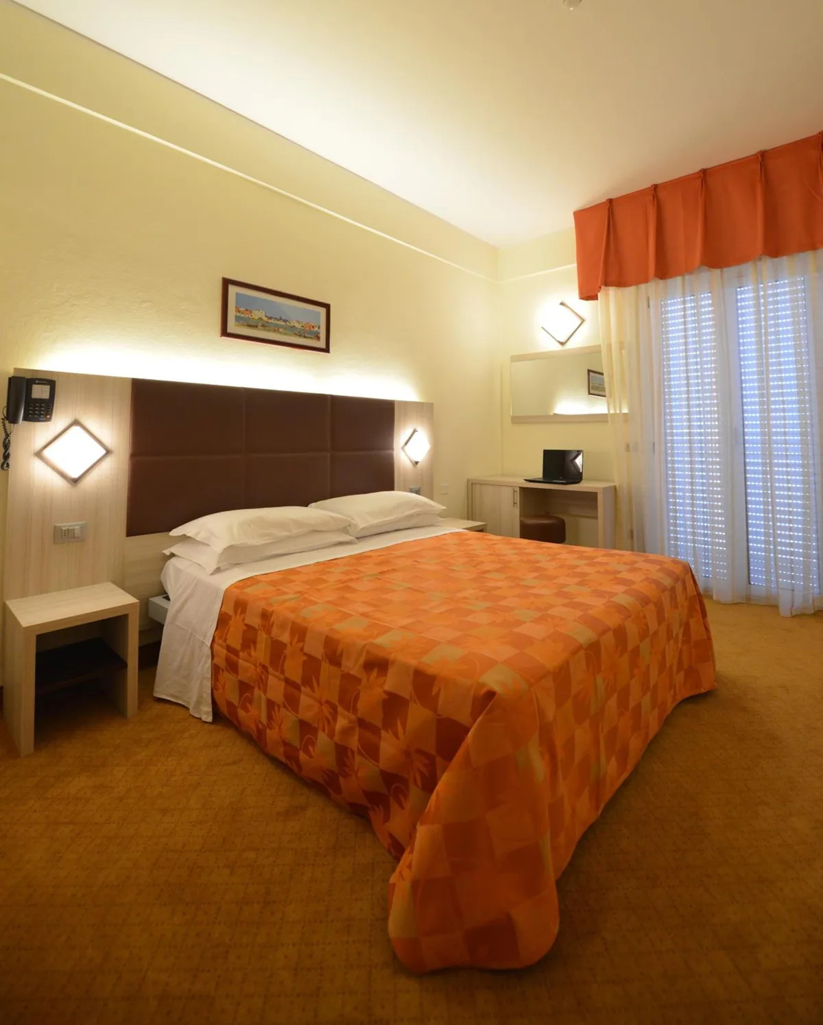 Soba sa krevetom i prozorom sa zavesama · Hotel Doge, Torre Pedrera