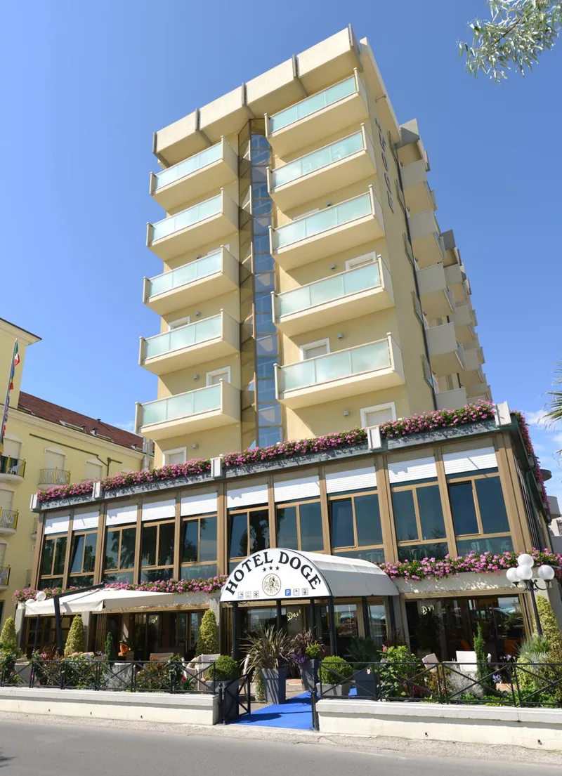 Ulaz u hotel sa terasom i cvećem · Hotel Doge, Torre Pedrera