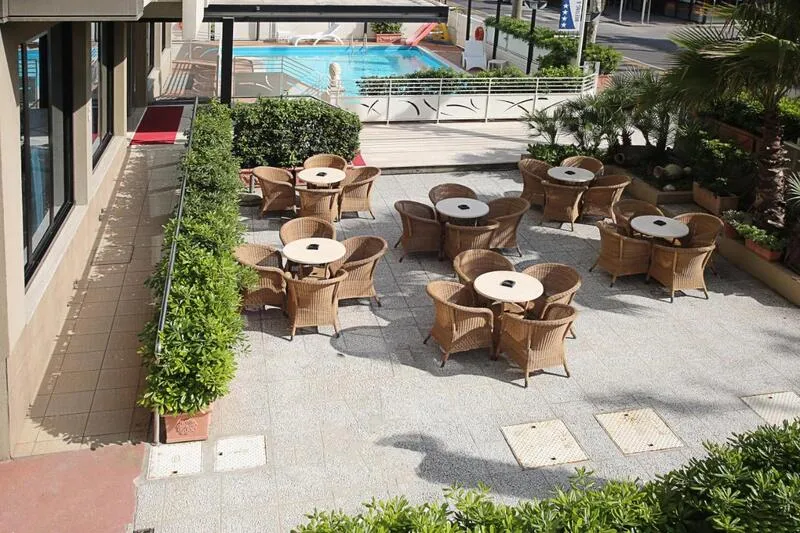 Du Soleil Hotel - slika 2