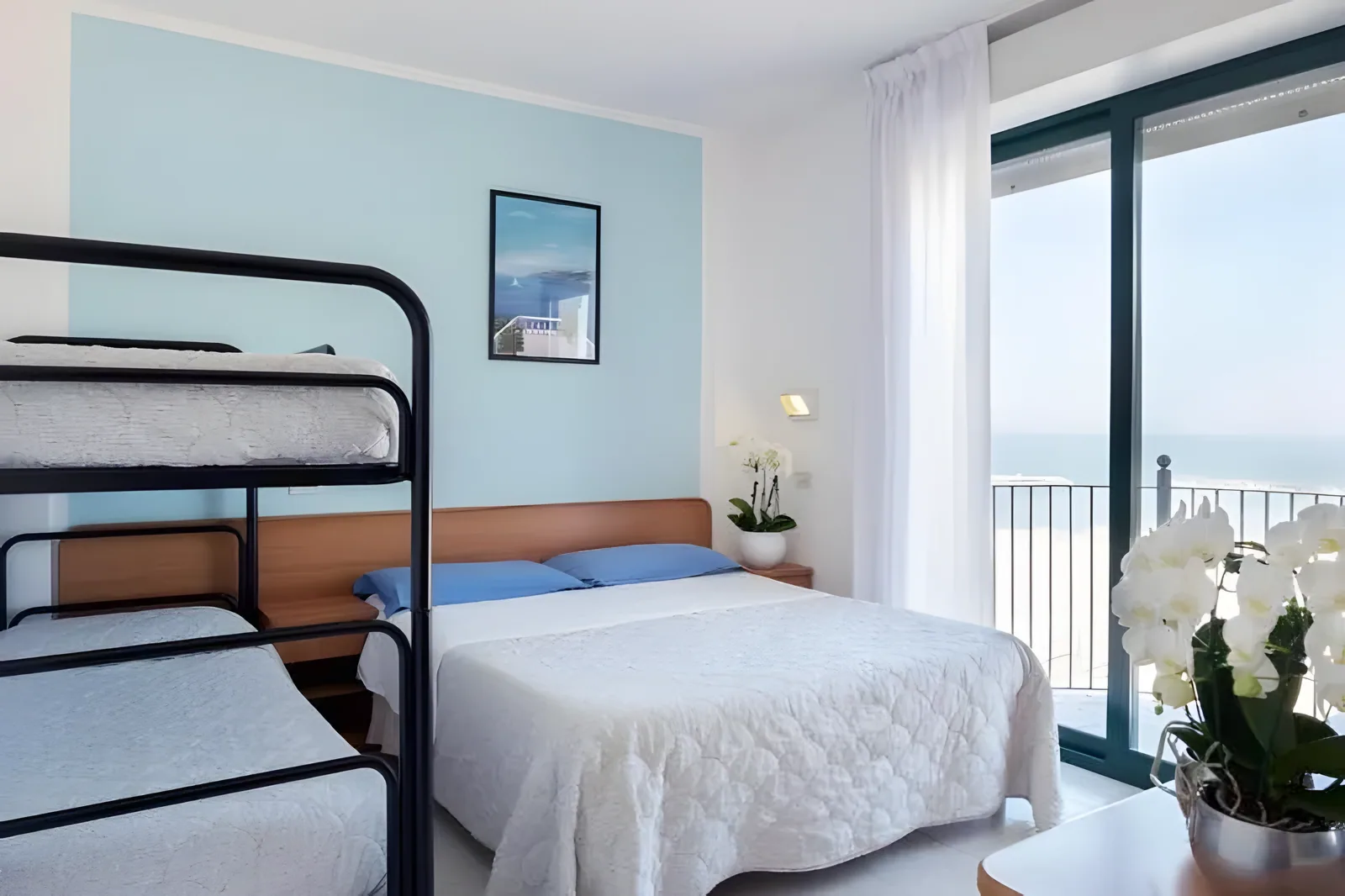 Spavaća soba sa krevetom na sprat, balkonom sa pogledom na more i svetloplavim akcentnim zidom · Hotel Emilia, Torre Pedrera