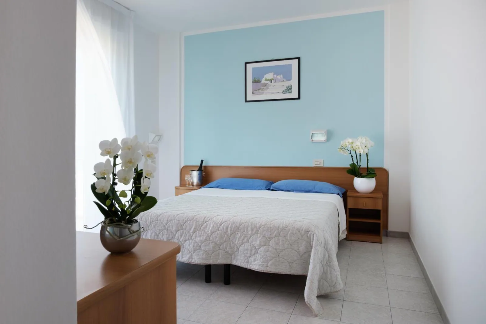 Soba sa krevetom i plavim zidom · Hotel Emilia, Torre Pedrera