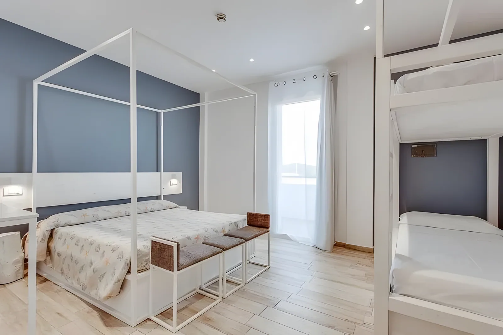 Soba sa dva kreveta sa baldahinom i balkonom s pogledom na dvorište · Hotel Evo Boutique, Bellaria - Igea Marina