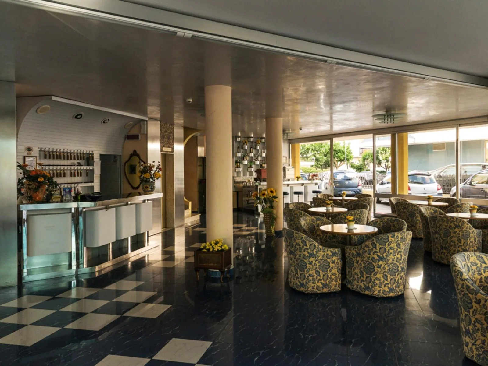 Lobby with bar and armchairs · Hotel Fabius, Bellaria - Igea Marina