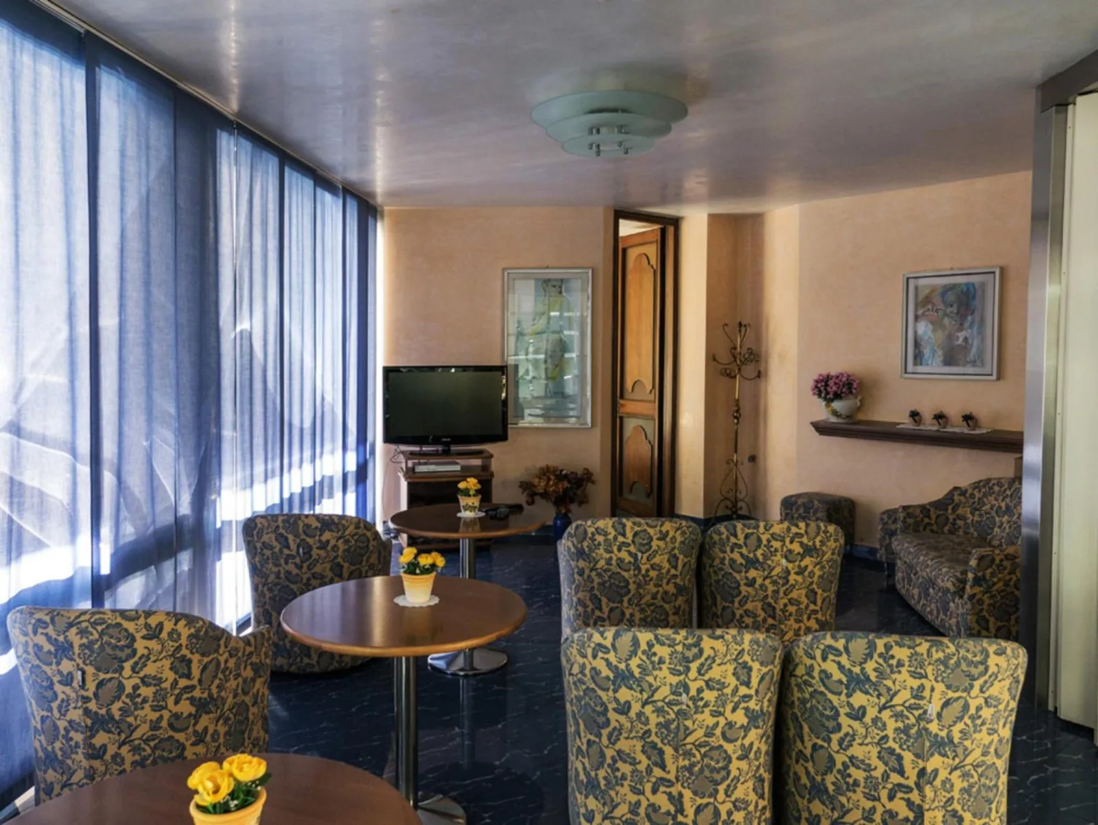 Lounge area with armchairs and television · Hotel Fabius, Bellaria - Igea Marina