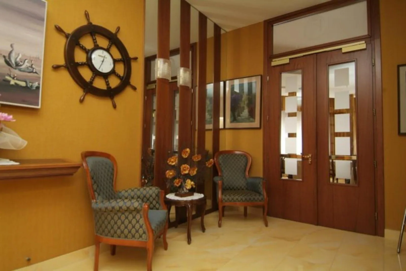 Hallway with armchairs and decorative ship wheel · Hotel Fabius, Bellaria - Igea Marina