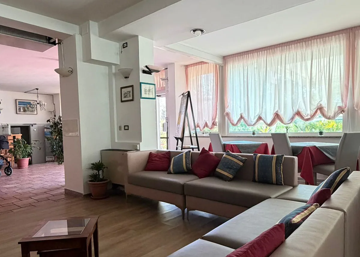 Lobi sa sofama i jastucima pored prozora · Hotel Gattei, Marebello