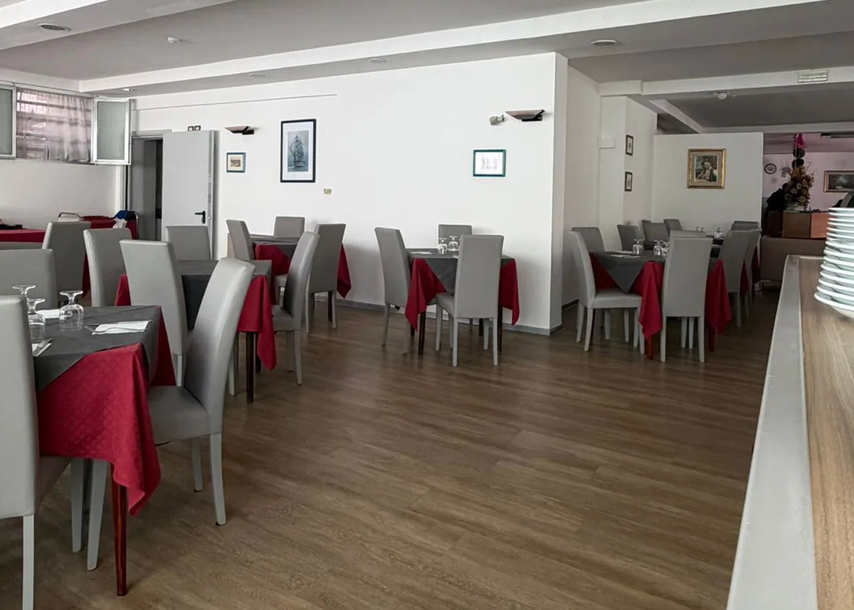 Restoran sa postavljenim stolovima i stolicama · Hotel Gattei, Marebello