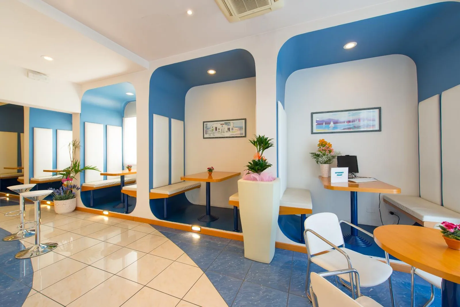 Lobi sa stolovima i nišama u plavoj i beloj boji · Hotel Giulietta, Riccione