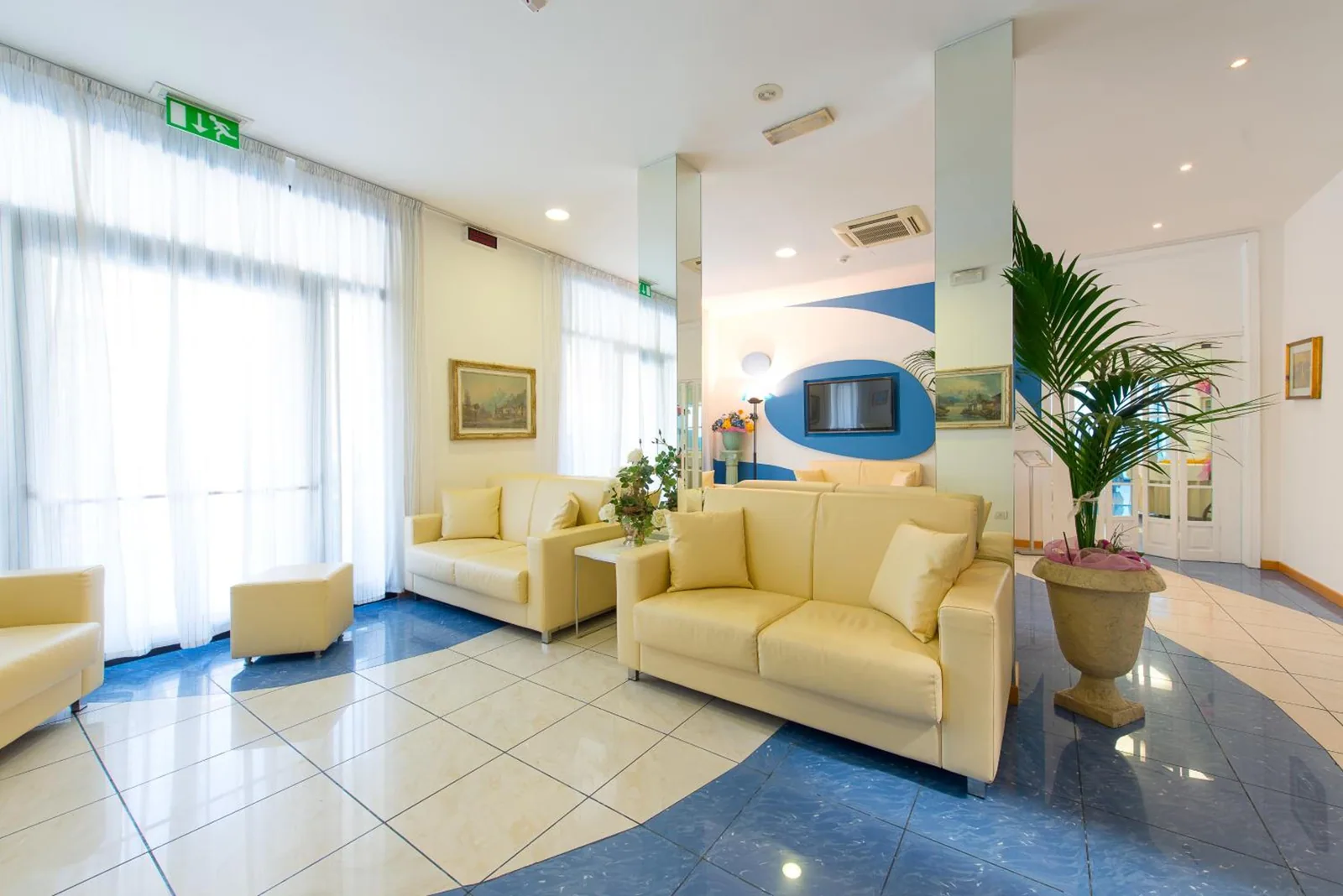 Lobi sa foteljama i biljkom u saksiji · Hotel Giulietta, Riccione