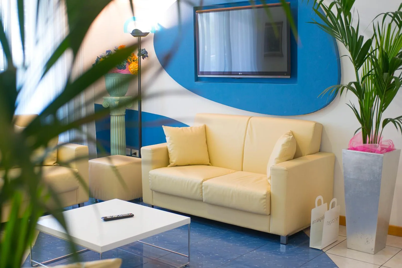 Ugao lobija sa kaučem i televizorom · Hotel Giulietta, Riccione