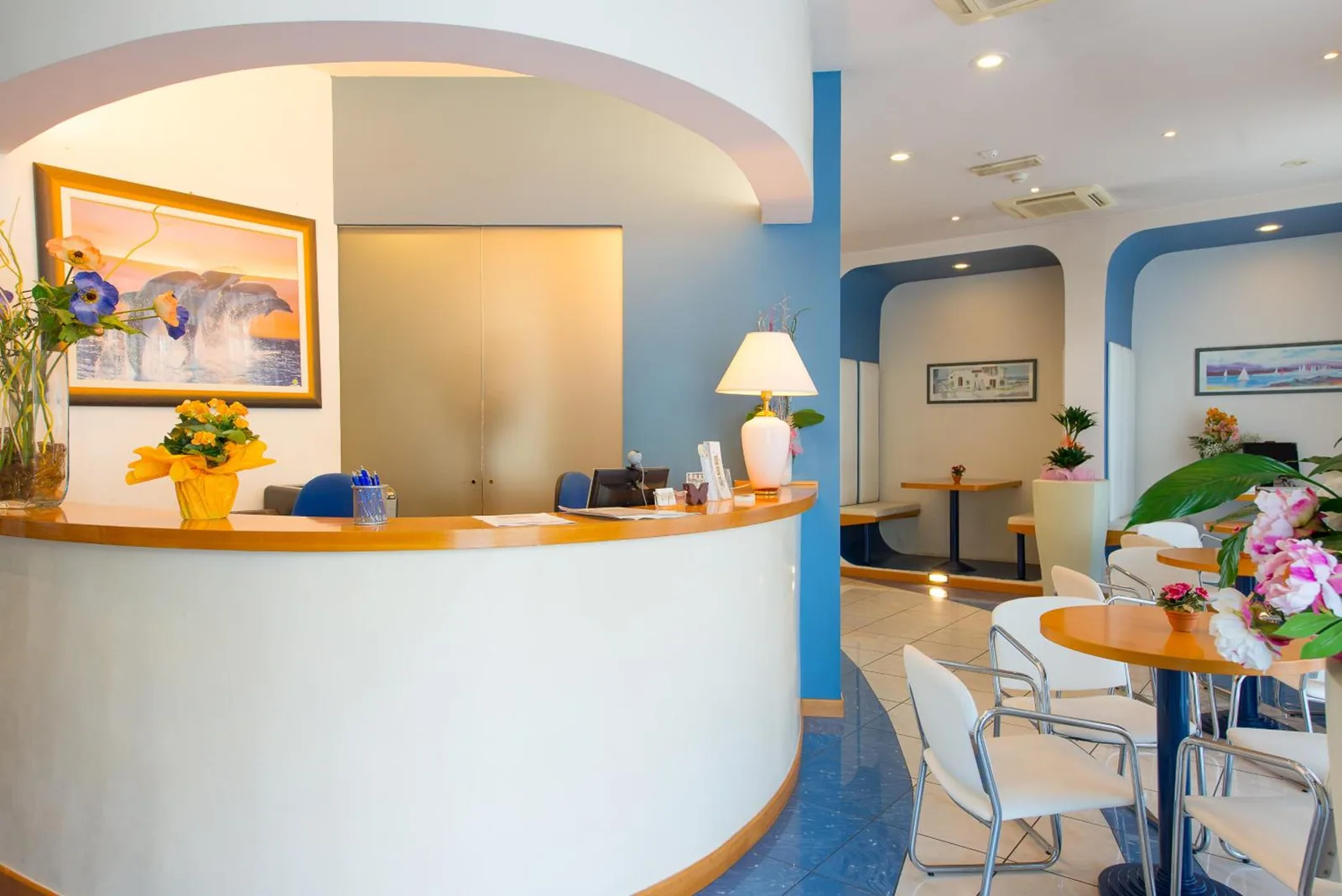 Recepcija sa pultom i cvećem · Hotel Giulietta, Riccione