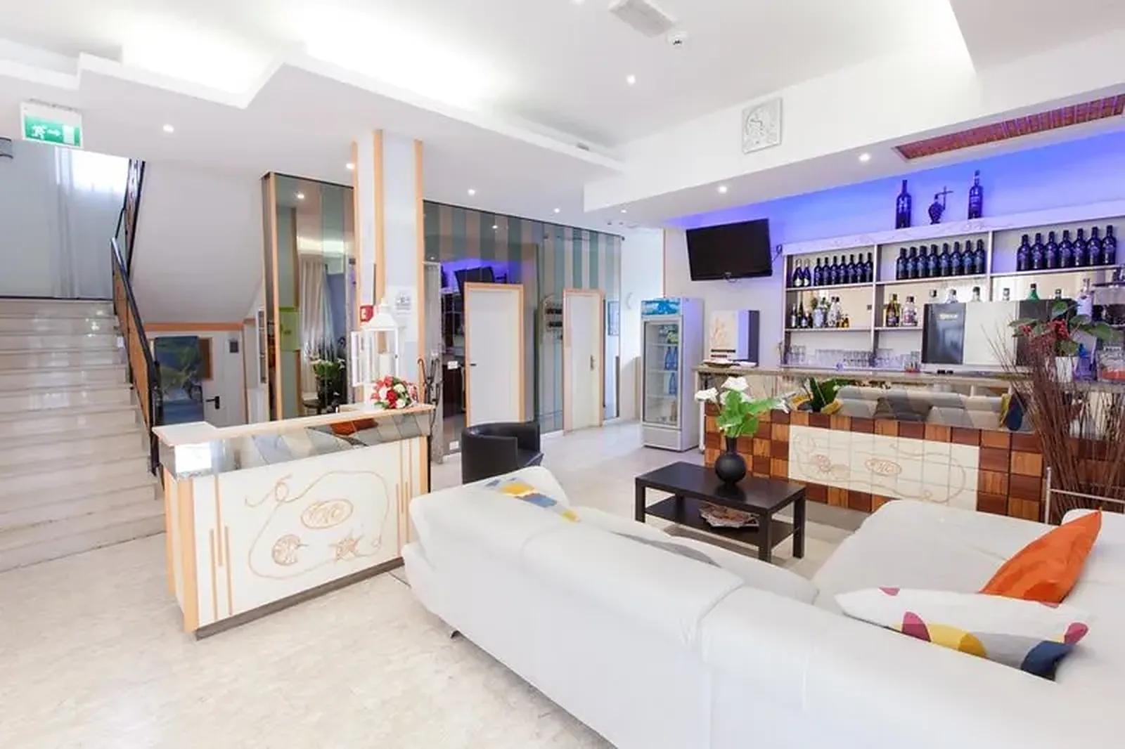 Moderan lobi sa recepcijom i barom · Hotel Graziana, Riccione