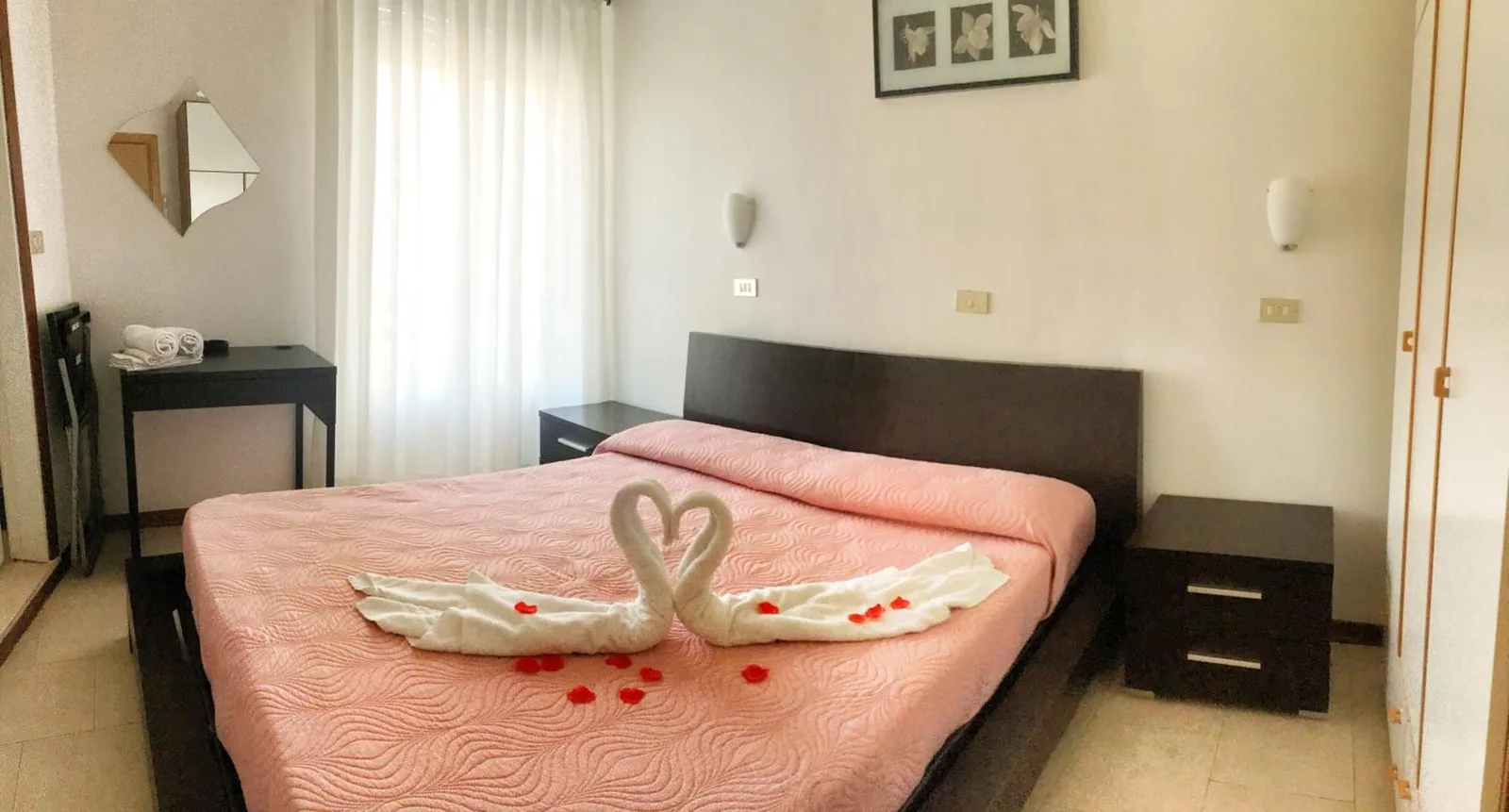 Soba sa bračnim krevetom i ukrasnim peškirima · Hotel Graziana, Riccione