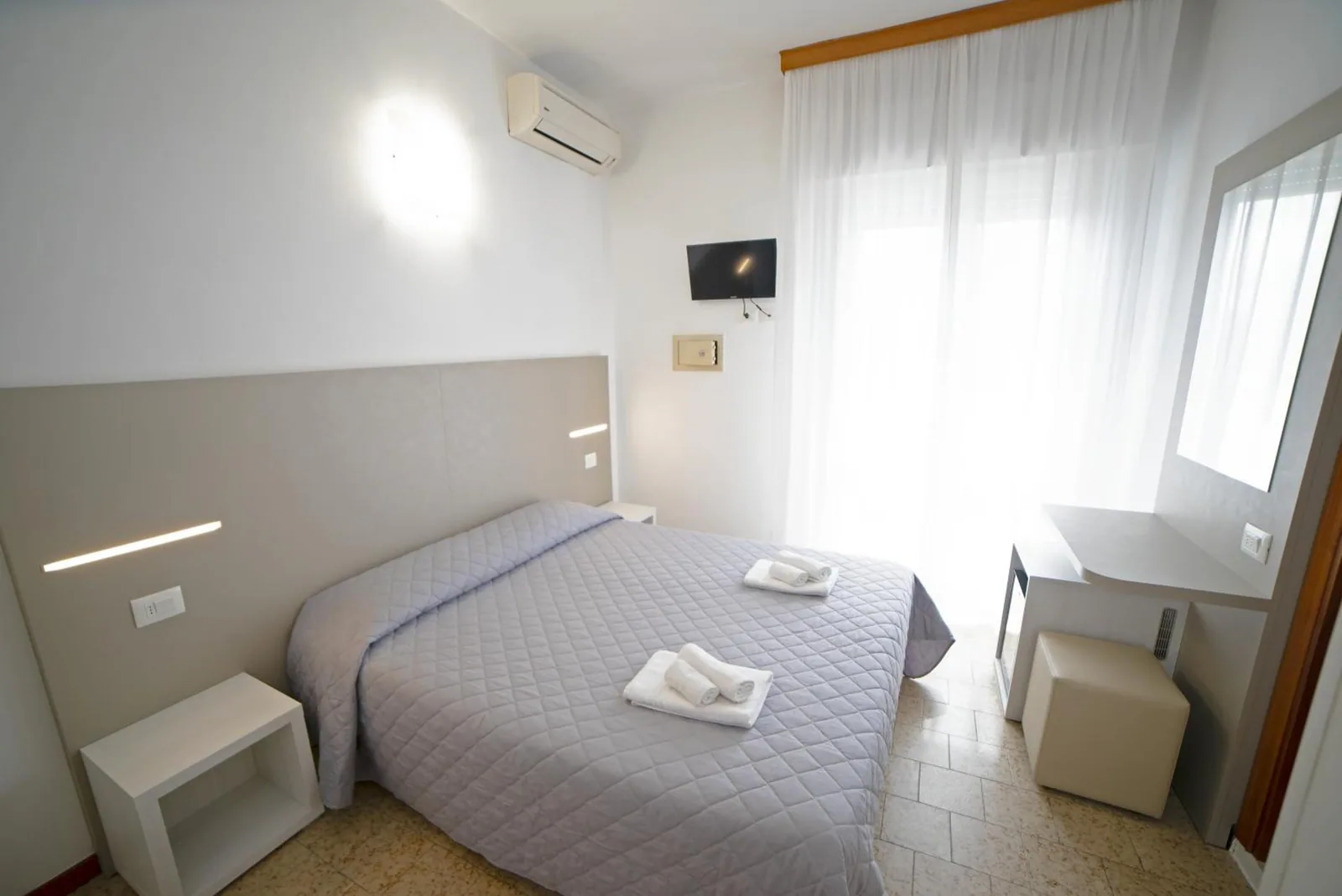 Soba sa krevetom, televizorom i toaletnim stočićem · Hotel Ischia, Marebello