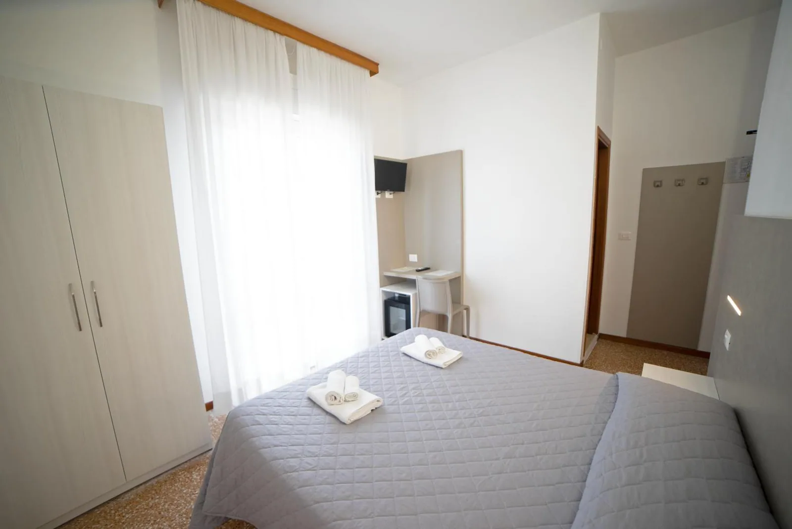 Soba sa krevetom, ormanom i toaletnim stočićem · Hotel Ischia, Marebello