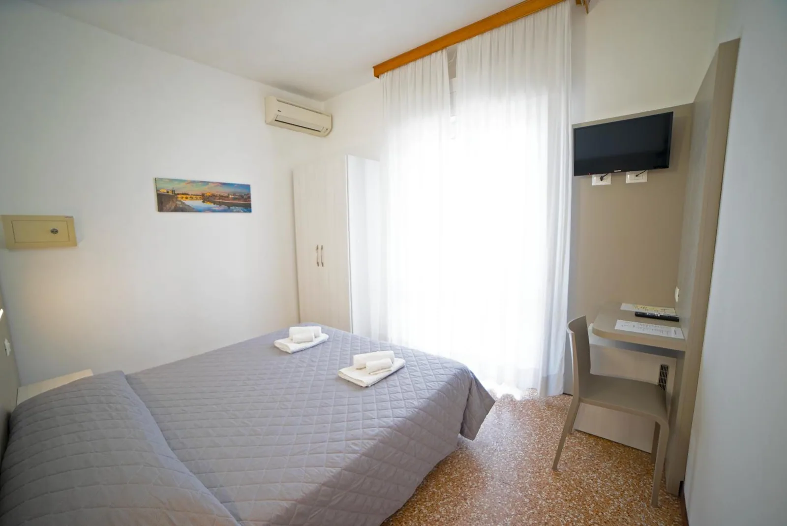 Soba sa krevetom, stolom i stolicom · Hotel Ischia, Marebello