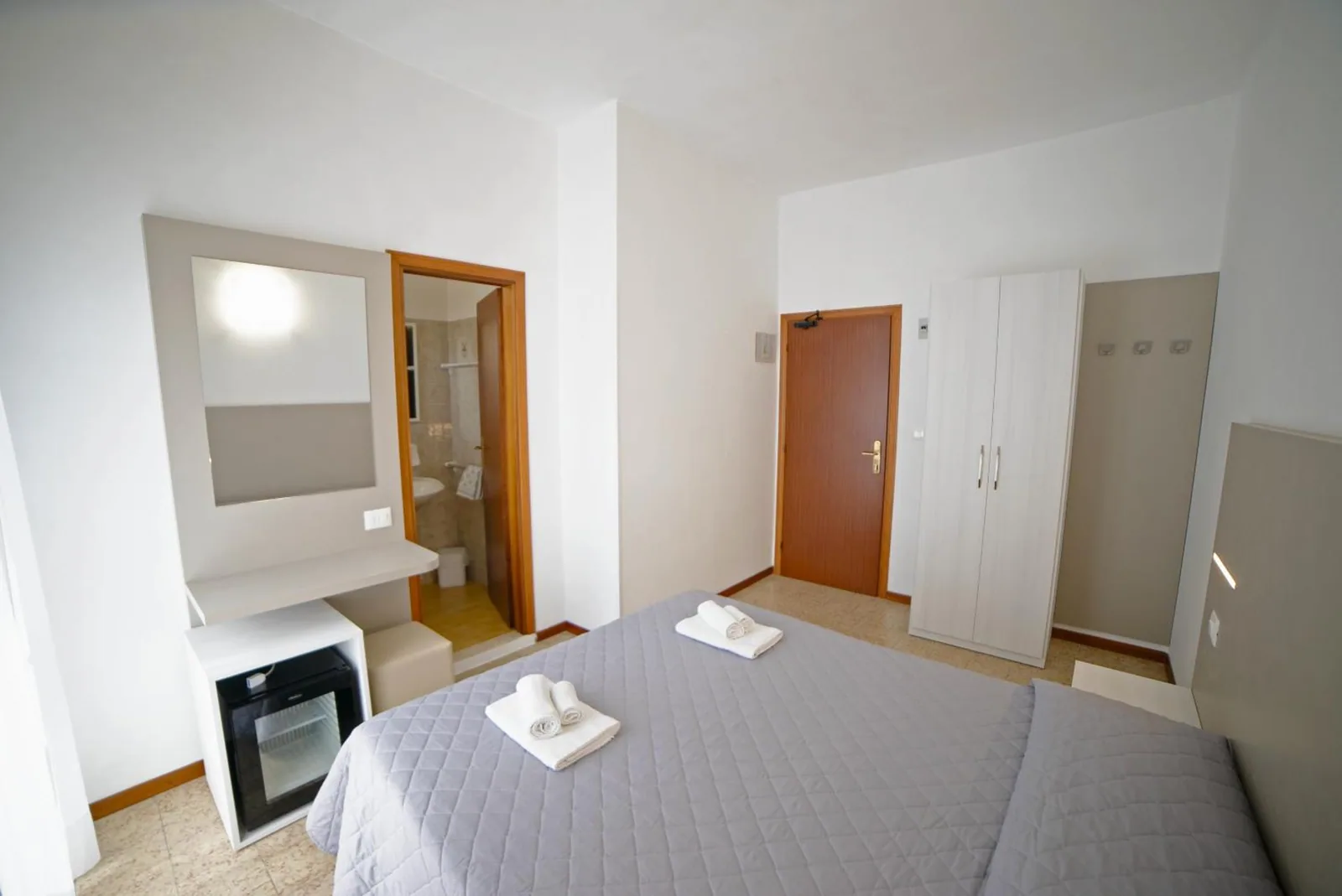 Soba sa krevetom, ogledalom i vratima · Hotel Ischia, Marebello