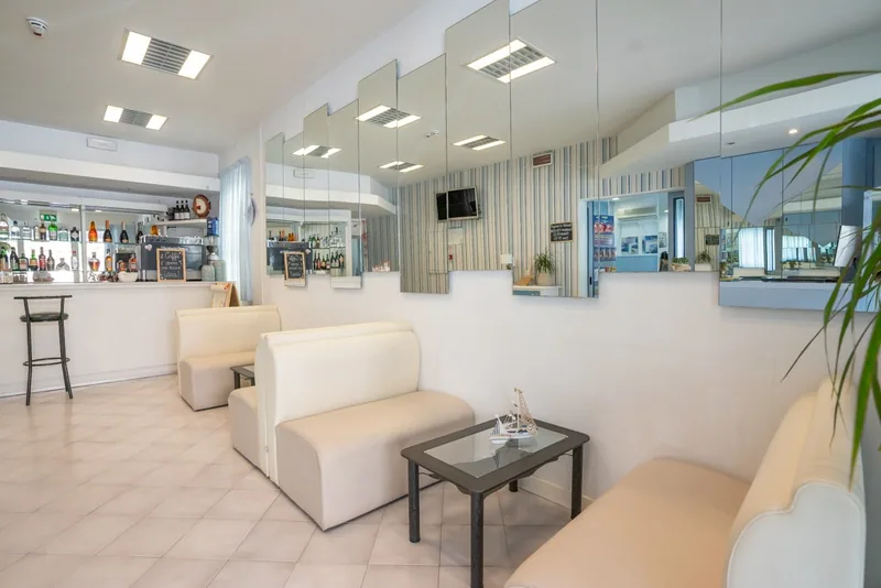 Lobi sa foteljama i barom u pozadini · Hotel Kelly, Marebello