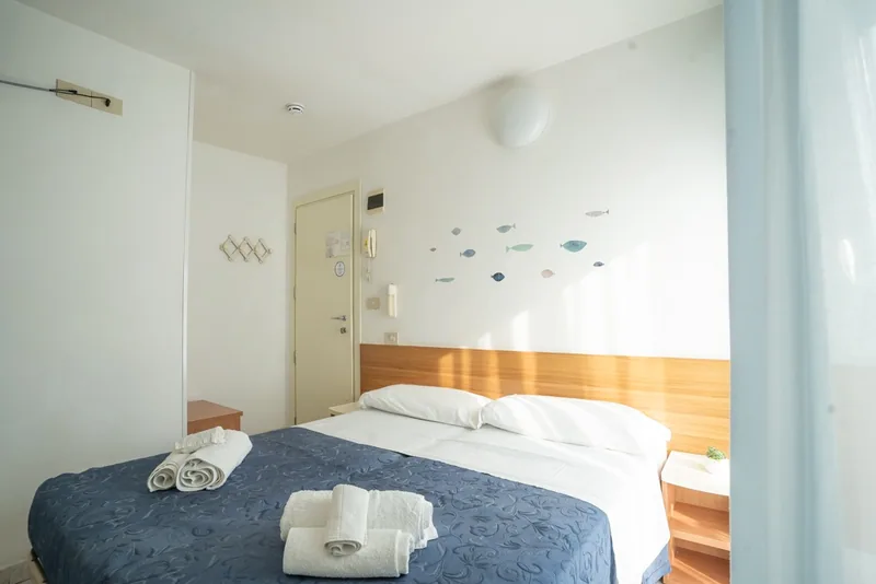 Soba sa bračnim krevetom i peškirima · Hotel Kelly, Marebello
