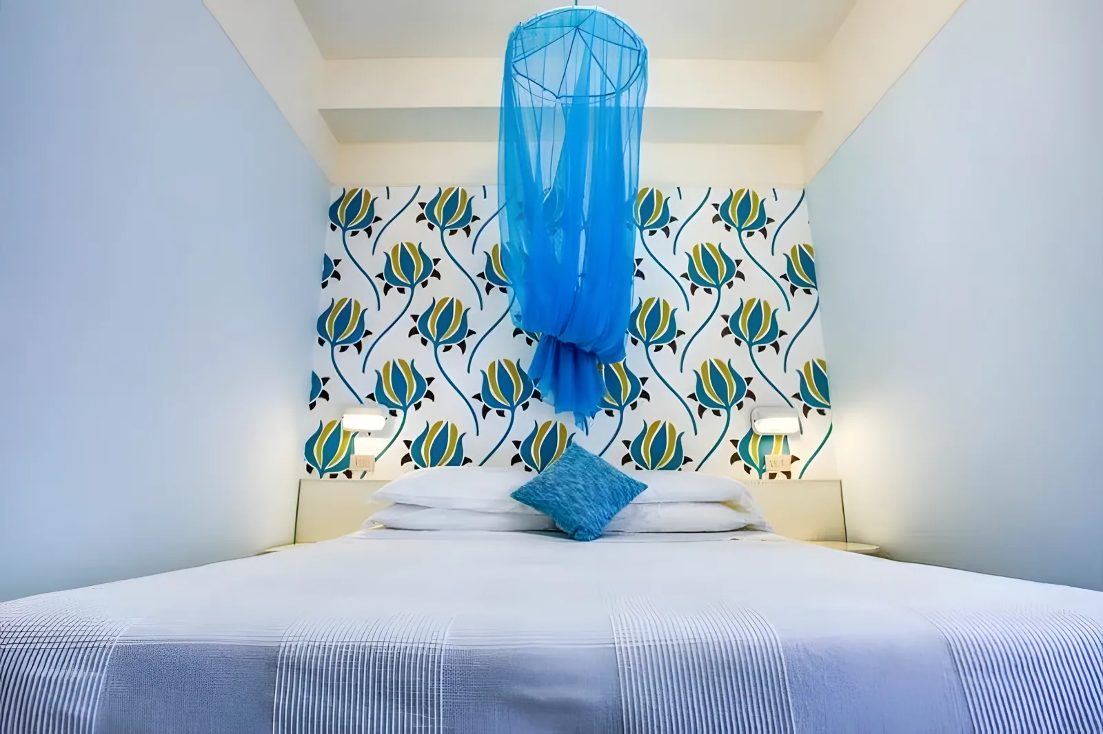 Spavaća soba sa bračnim krevetom i plavim baldahinom protiv komaraca · Hotel Konrad, Marebello