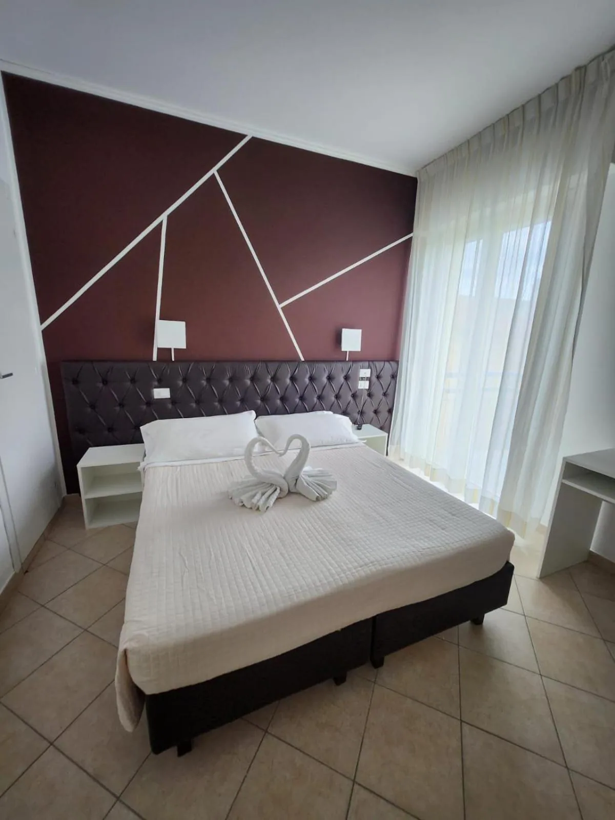 Soba sa bračnim krevetom i zavesama · Hotel Liu, Marebello