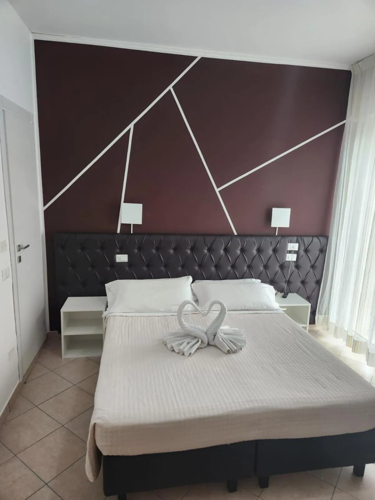 Soba sa krevetom i ukrasnim peškirima · Hotel Liu, Marebello