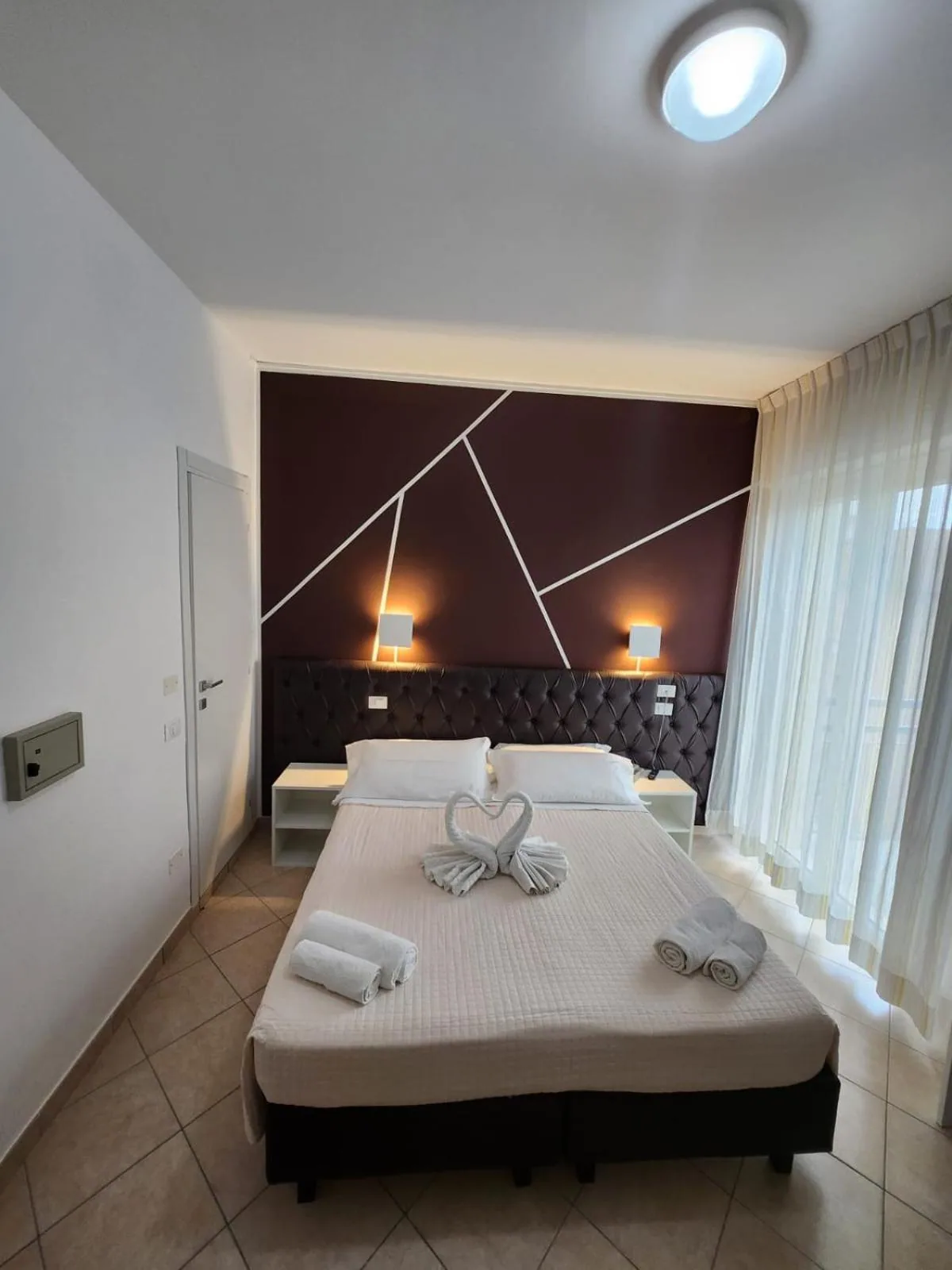 Soba sa krevetom, lampama i balkonskim vratima · Hotel Liu, Marebello
