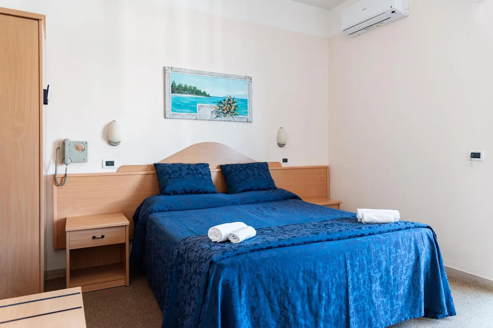 Soba sa krevetom i plavim prekrivačem · Hotel Mauritus, Riccione