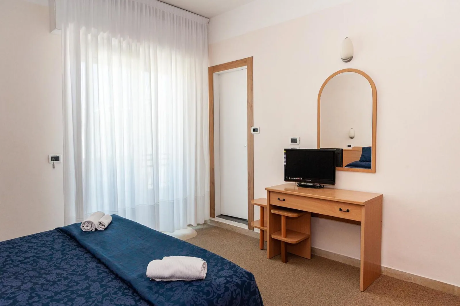 Soba sa toaletnim stočićem i ogledalom · Hotel Mauritus, Riccione