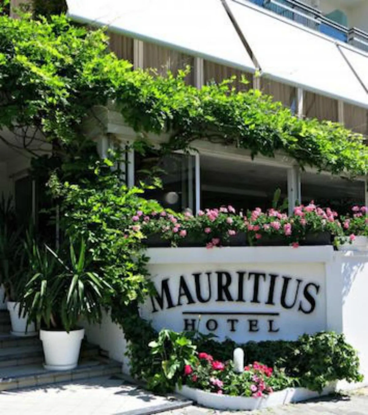 Ulaz u hotel sa cvećem i biljkama · Hotel Mauritus, Riccione