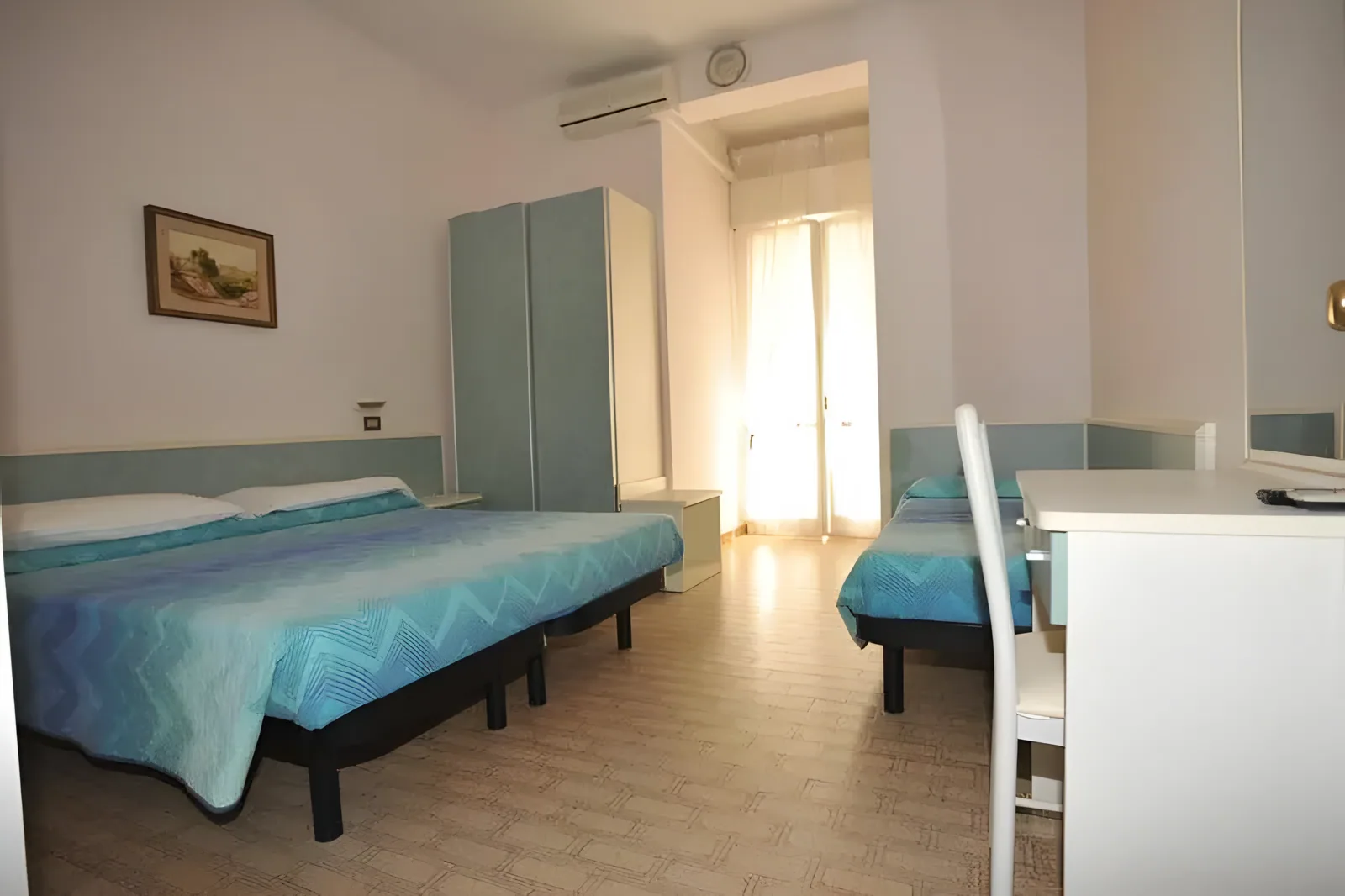 Soba sa dva kreveta, tirkiznim krevetima i ormarom · Hotel Metron, Casenatico