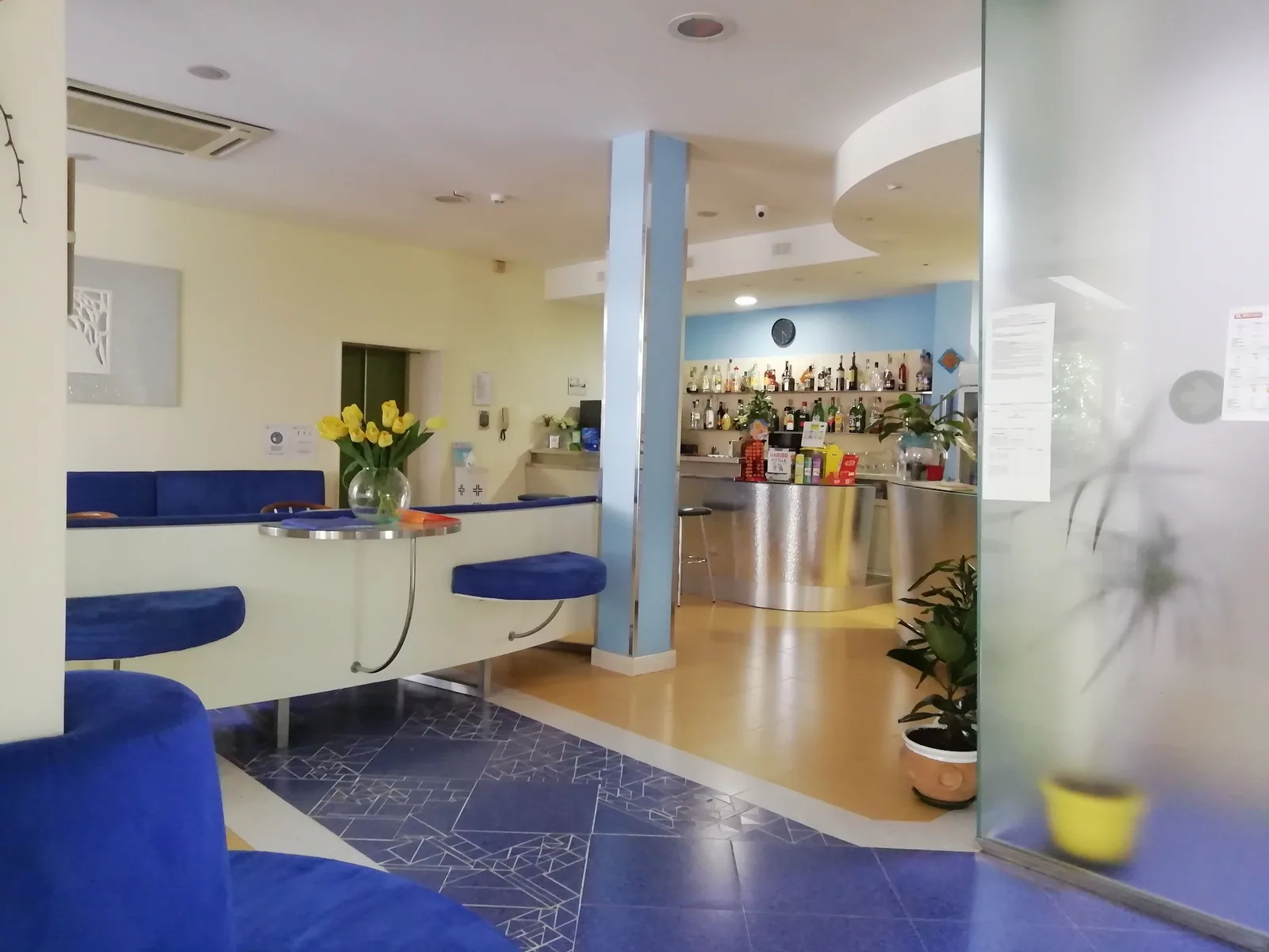 Lobi sa barom i plavim sedištima · Hotel Metron, Casenatico