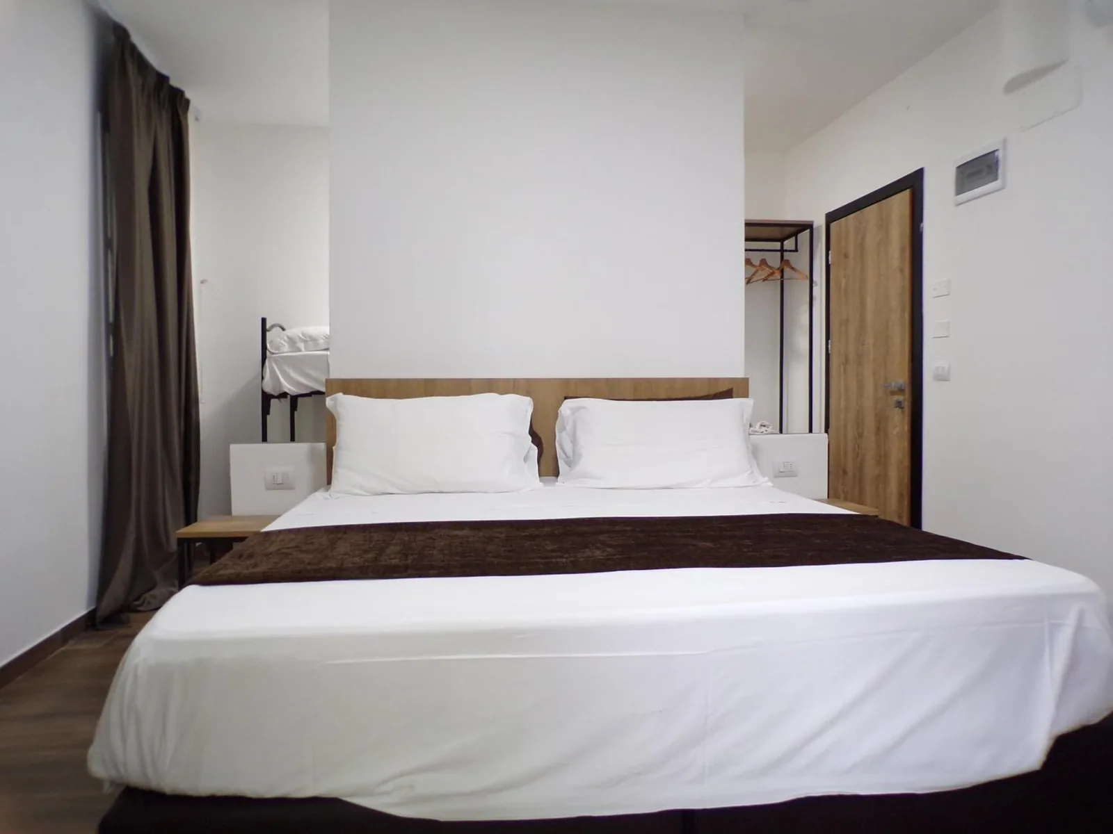 Soba sa krevetom i drvenim vratima · Hotel Nord Est, Riccione