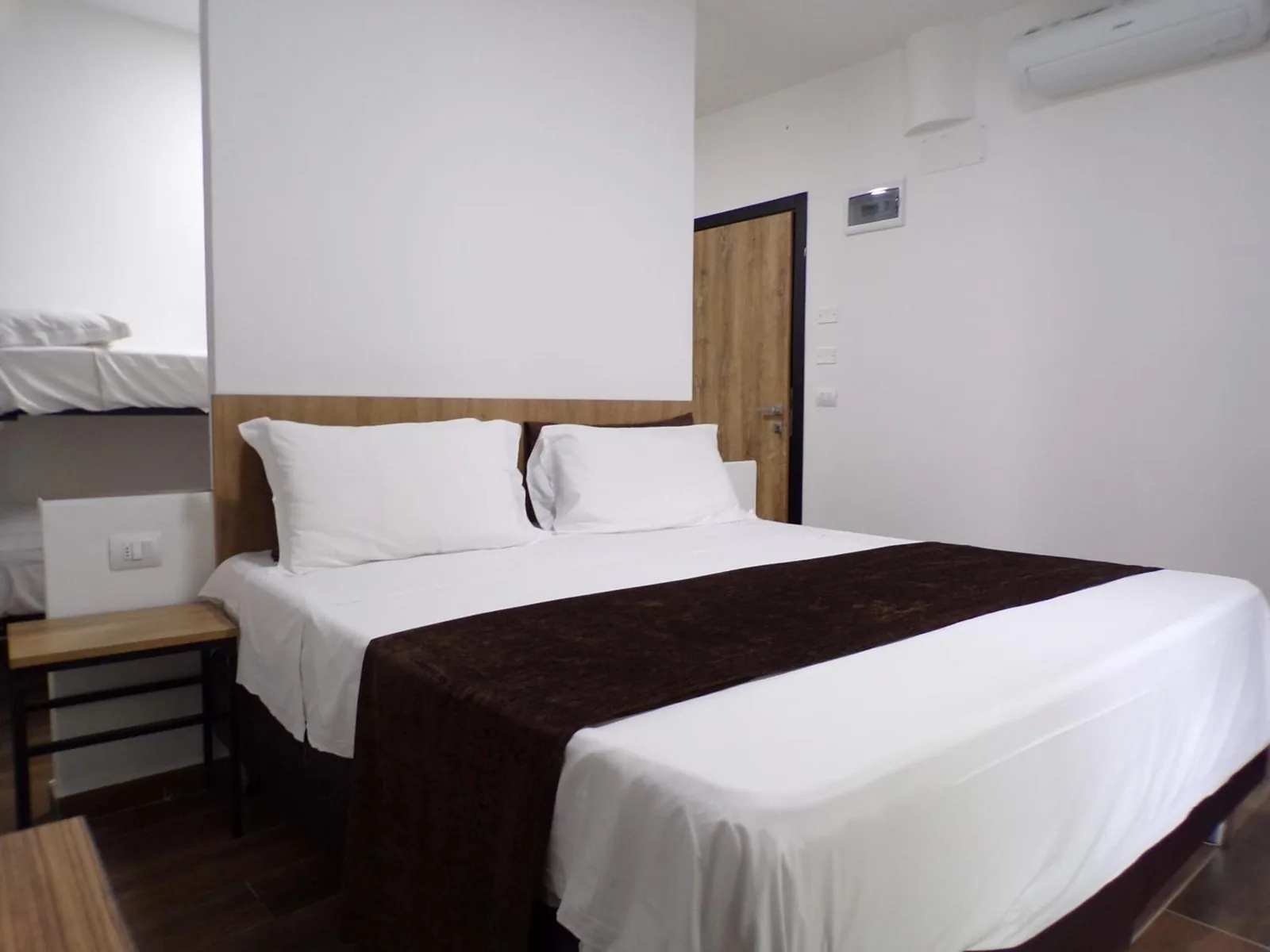 Soba sa krevetom i klima uređajem na zidu · Hotel Nord Est, Riccione