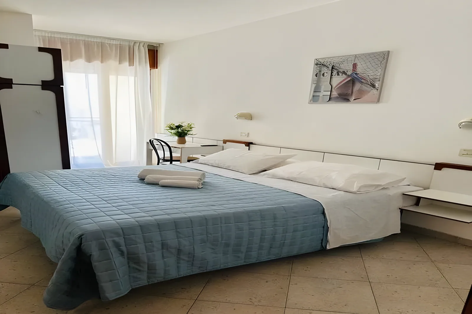 Prostrana soba sa bračnim krevetom i izlazom na balkon · Hotel Novecento, Cattolica