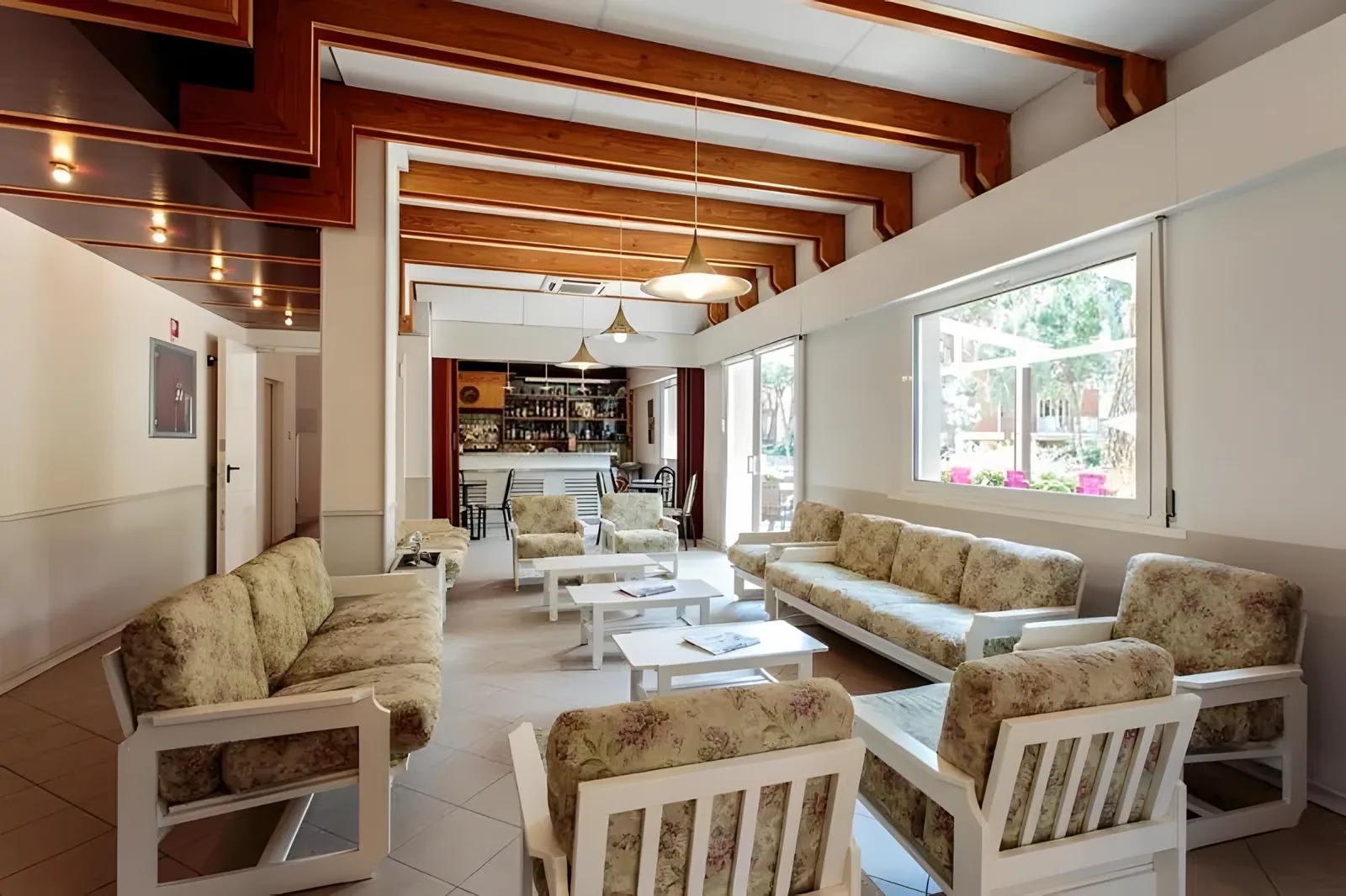 Elegantno predvorje sa drvenim gredama i foteljama sa šarom · Hotel Ombrosa, Bellaria - Igea Marina