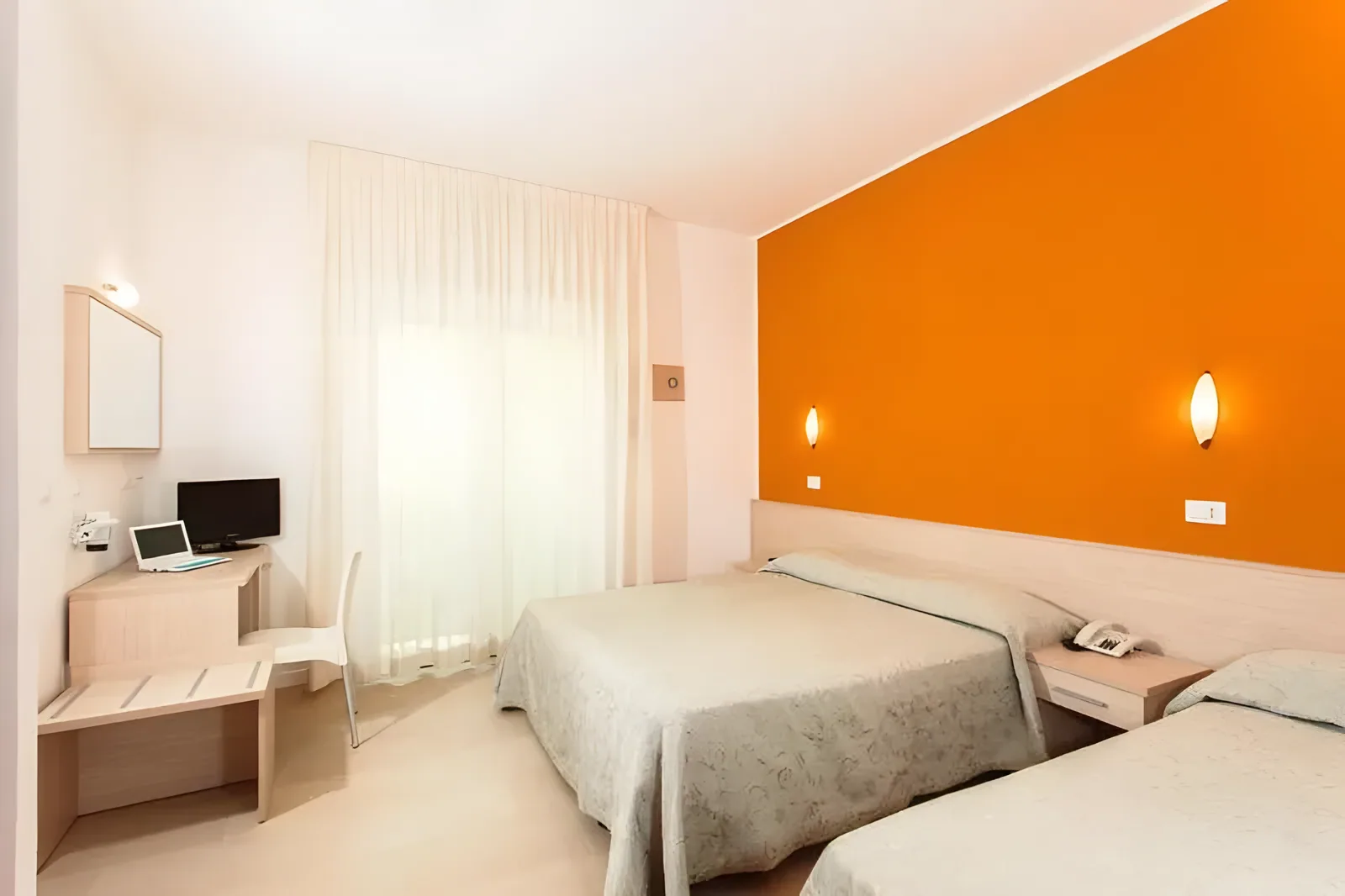 Bračna soba sa upadljivim narandžastim akcentnim zidom · Hotel Ombrosa, Bellaria - Igea Marina