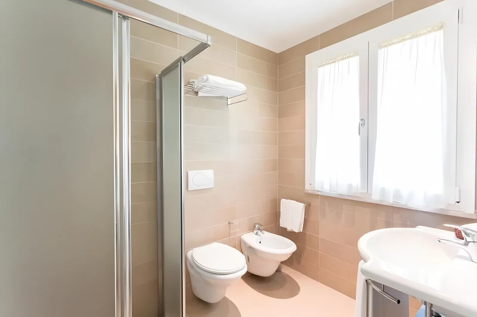 Kupatilo sa tuš kabinom i dvostrukim umivaonicima · Hotel Ombrosa, Bellaria - Igea Marina