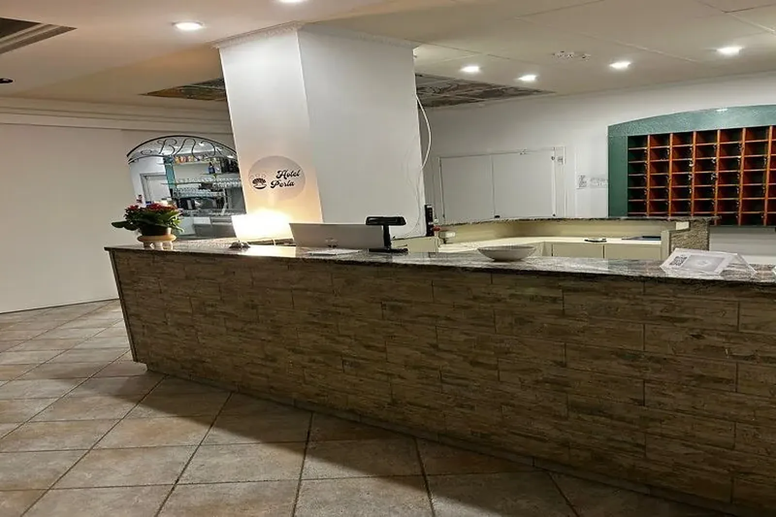Recepcijski pult sa drvenim pultom i logotipom · Hotel Perla, Casenatico