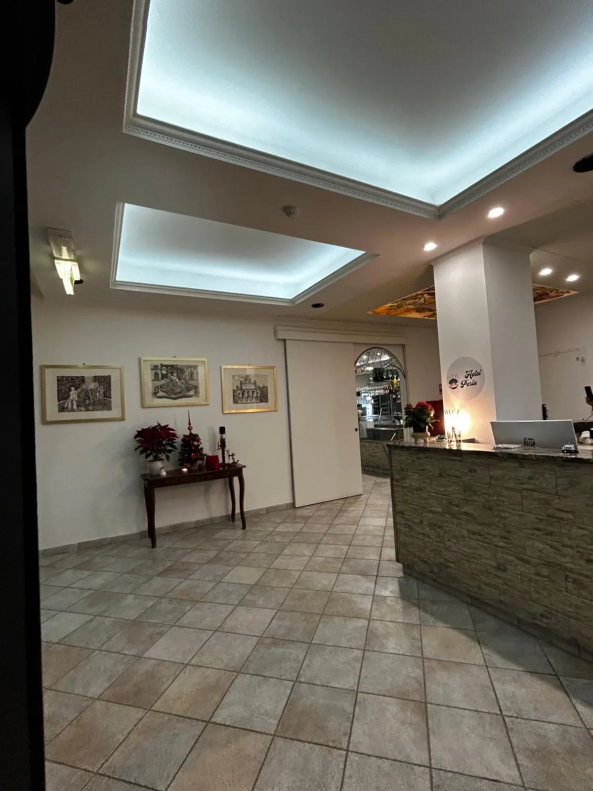 Recepcija sa pultom i slikama na zidu · Hotel Perla, Casenatico