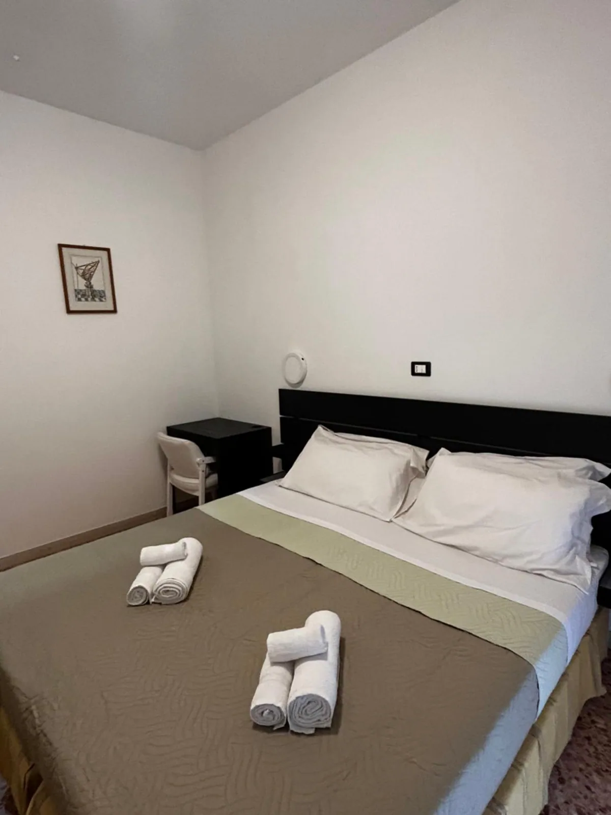 Soba sa krevetom i peškirima na posteljini · Hotel Perla, Casenatico