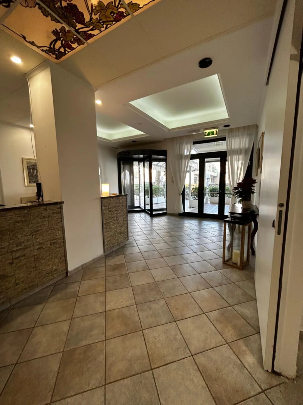 Hodnik sa pločicama i staklenim ulaznim vratima · Hotel Perla, Casenatico