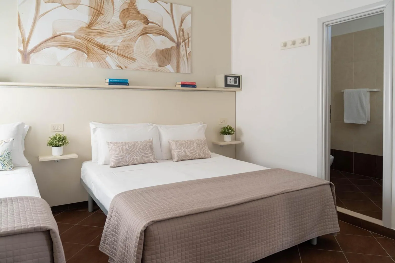 Soba sa krevetom i vratima ka kupatilu · Hotel Philadelphia, Cattolica