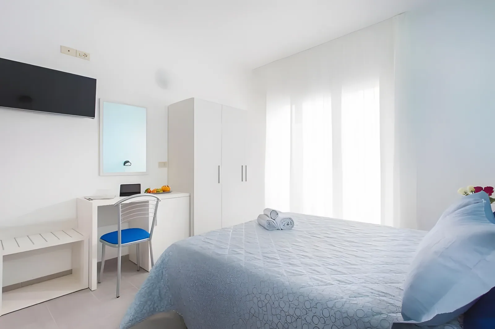 Moderna spavaća soba sa bračnim krevetom, radnim stolom, ormarom i balkonom sa pogledom na more · Hotel Platinum, Torre Pedrera