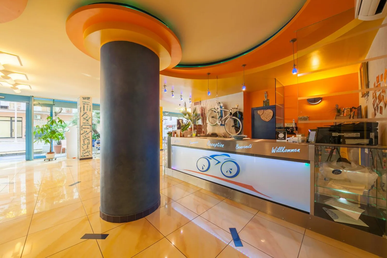 Recepcija sa pultom i bicikom u pozadini · Hotel Senior, Cattolica