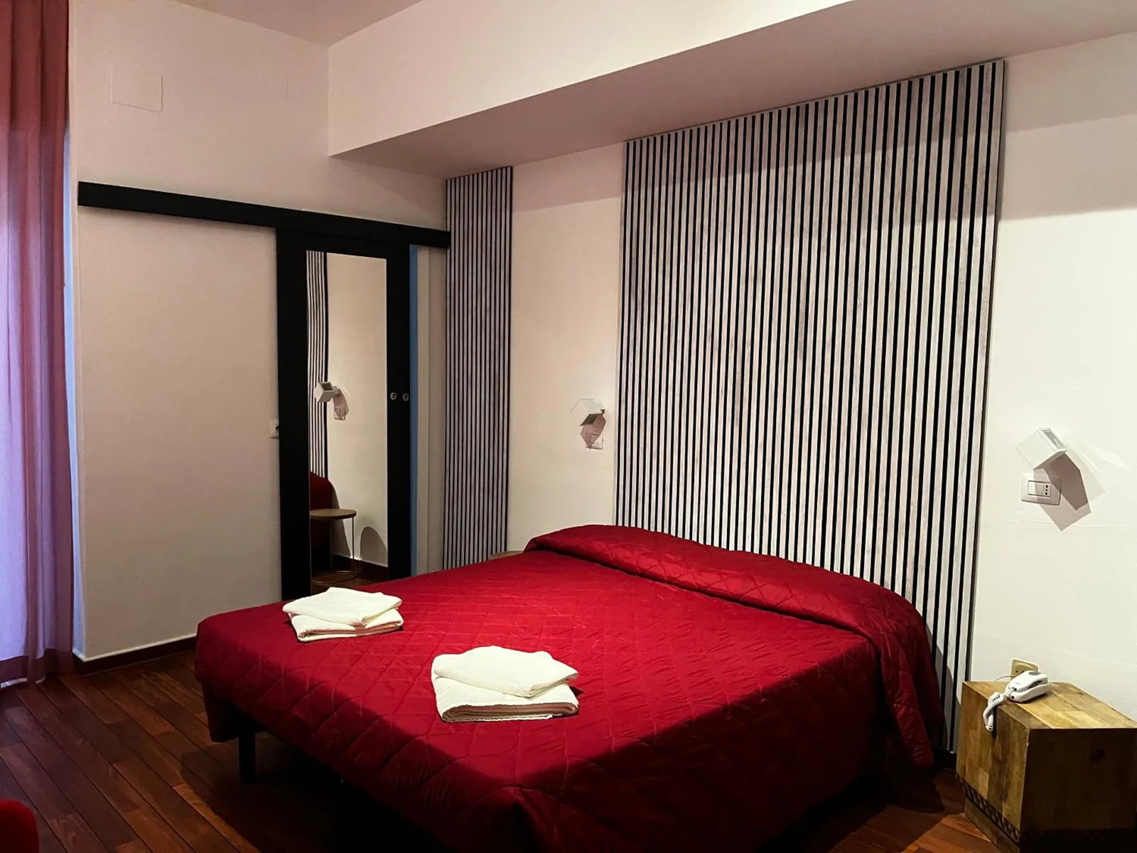 Soba sa bračnim krevetom i ogledalom · Hotel Senior, Cattolica