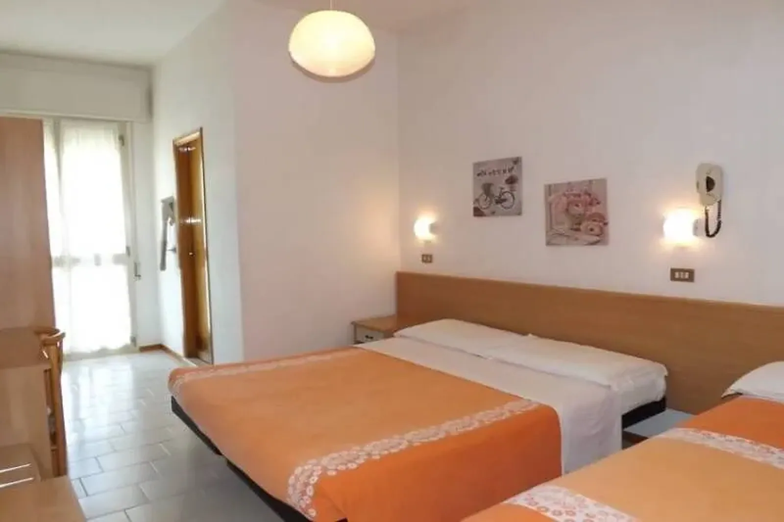 Spavaća soba sa dva kreveta i izlazom na balkon · Hotel Sorriso, Bellaria - Igea Marina