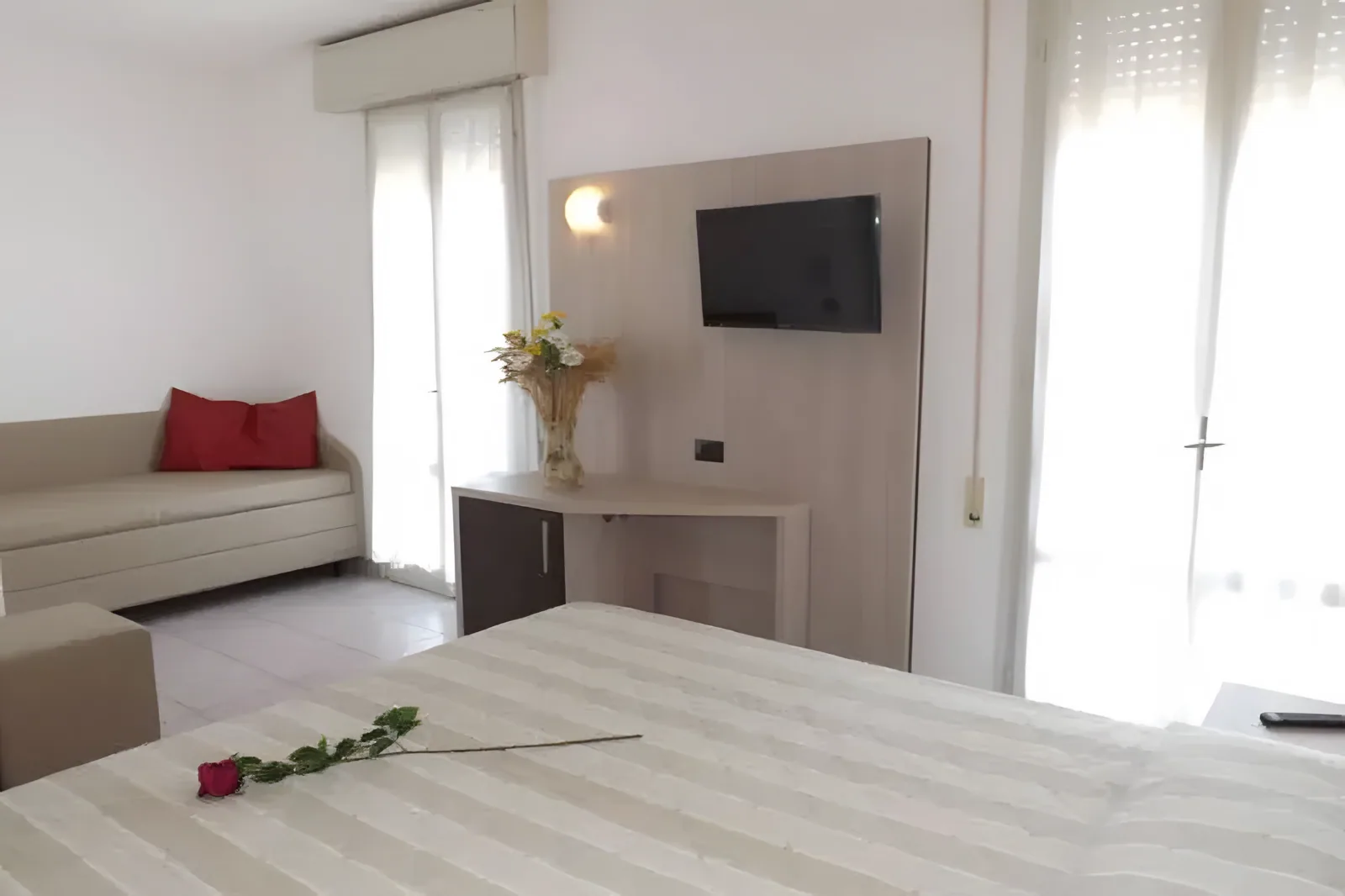 Soba sa sofom, bračnim krevetom i televizorom na zidu · Hotel Sorriso, Bellaria - Igea Marina